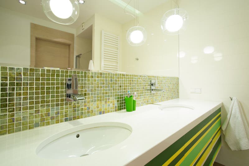 Mattonelle verdi in bagno moderno fotografia stock libera da diritti Mattonelle verdi in bagno moderno fotografia stock libera da diritti