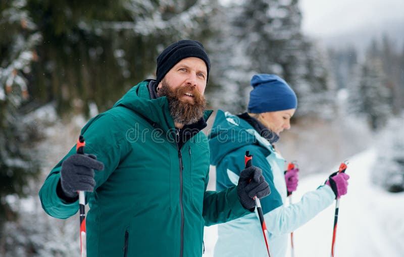 Zralý pár běžecké lyžování venku v zimní přírodě, Tatry Slovensko.