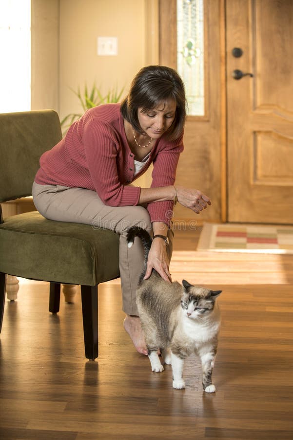 Mature Hispanic woman with a cat