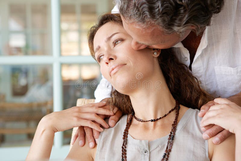 Mature kopplar ihop att kyssa. royaltyfri bild Mature kopplar ihop att kyssa. royaltyfri bild