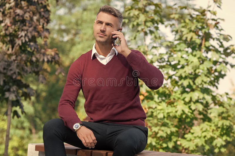 Mature man har ringt. Man pratar på telefon. Telefonsamtal. Mobilanslutning. Affärsman med smartphone. Affärskommunikation. Modern royaltyfria bilder