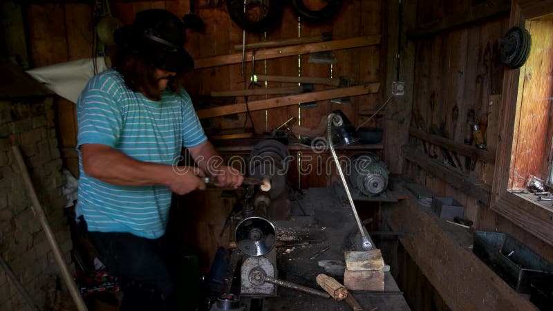 Mature turner travaillant à l'atelier de travail