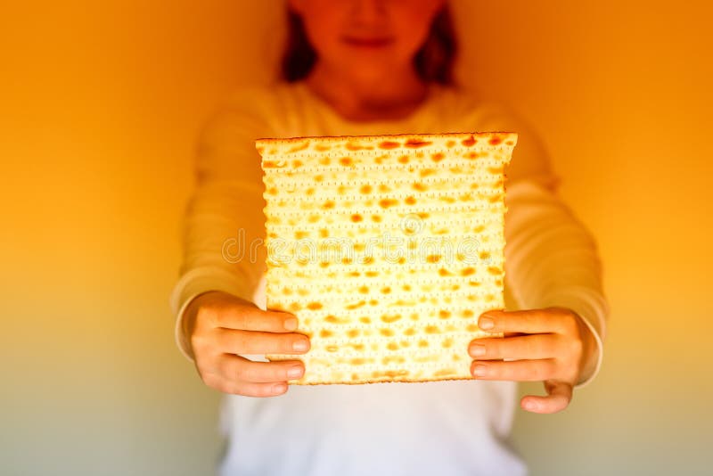 Matzah judío de la tenencia de la muchacha para la pascua judía fotografía de archivo Matzah judío de la tenencia de la muchacha para la pascua judía fotografía de archivo