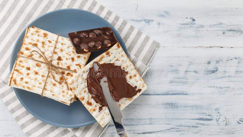 Matzahbröd med chokladpralin och kniven royaltyfria foton Matzahbröd med chokladpralin och kniven royaltyfria foton