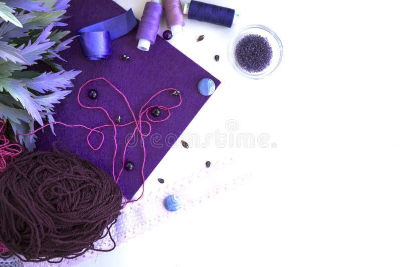 Matériaux pour la couture dans la couleur violette images stock Matériaux pour la couture dans la couleur violette images stock