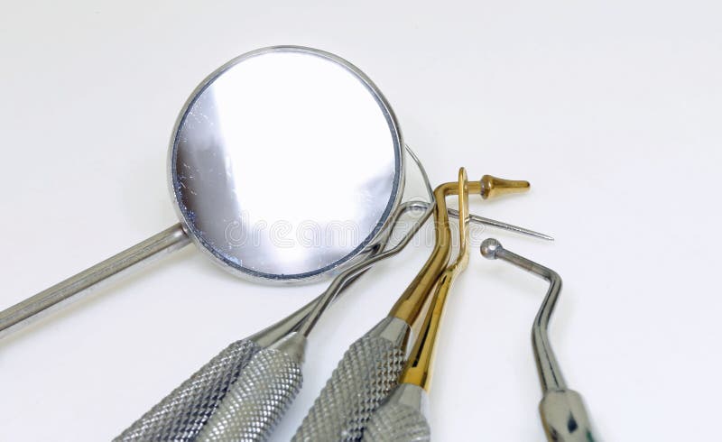 Matériel médical de dentiste pour le retrait du tartre photo libre de droits Matériel médical de dentiste pour le retrait du tartre photo libre de droits