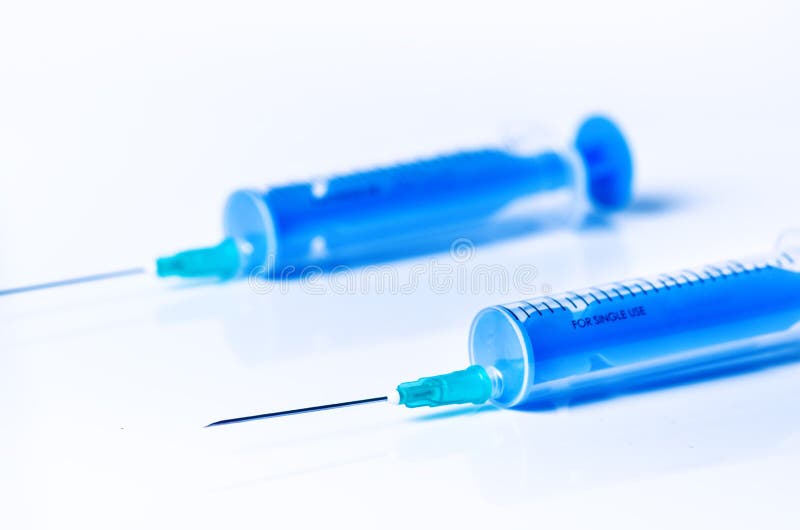 Matériel médical Injection d'isolement sur un fond blanc avec la réflexion Fond de pharmacie photos libres de droits Matériel médical Injection d'isolement sur un fond blanc avec la réflexion Fond de pharmacie photos libres de droits