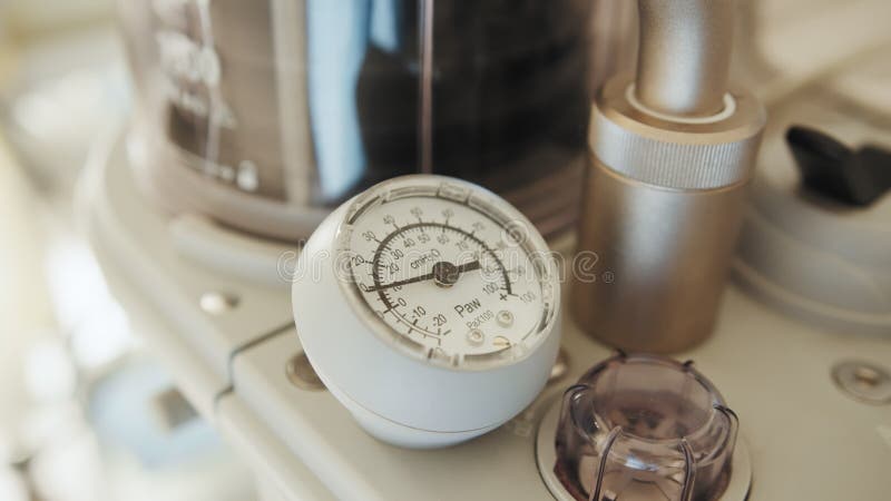 Matériel médical. travail du ventilateur de machine d'anesthésie dans l'unité de soins intensifs. closeup. ventilation artificiell banque de vidéos
