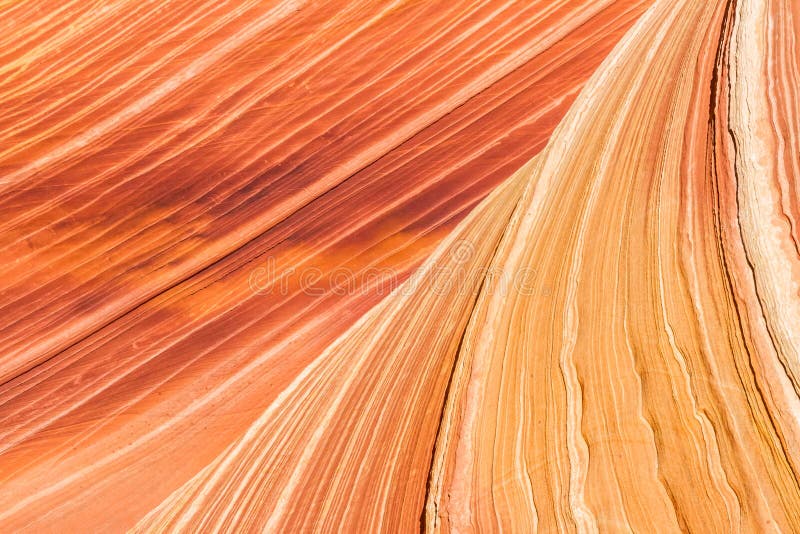 Mauern des schmalen Wüstenschluchses mit Linien, die in der oberen Ecke zusammenlaufen Wahnsinnige natürliche grafische Gestaltun