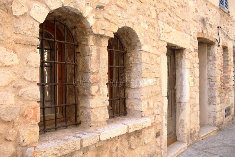 Mauern mit Bars, Blick auf die Architektur des alten Gefängnisses