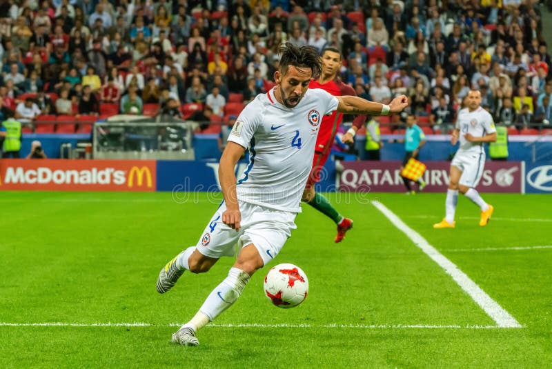 Capitã Nacional De Futebol Portugal Cristiano Ronaldo Contra Chile  Midfielder Mauricio Isla Durante Xícara De Confederação De Fifa Imagem  Editorial - Imagem de caldeira, futebolista: 207477780