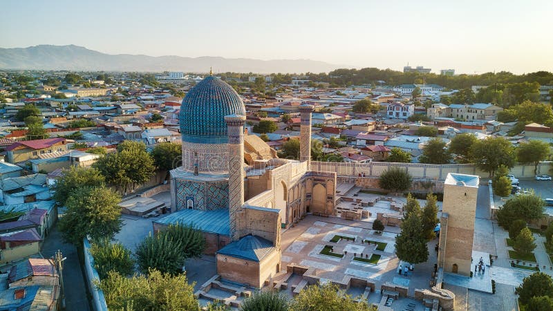 Mausoleo del Gur-e-emir en Samarkand central, Uzbekistán a lo largo del imagenes de archivo Mausoleo del Gur-e-emir en Samarkand central, Uzbekistán a lo largo del imagenes de archivo