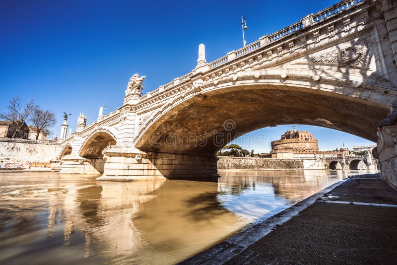 Mausoleo di Hadrian e del ponte sul fiume del Tevere a Roma, Italia fotografie stock Mausoleo di Hadrian e del ponte sul fiume del Tevere a Roma, Italia fotografie stock