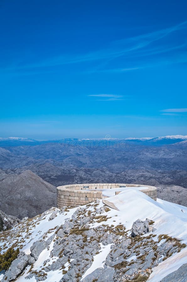 Mausoleo di Njegos sul supporto Lovcen. Il mausoleo di Njegos e l'inverno sbalorditivo della montagna abbelliscono come visto dalla cima del supporto Lovcen nel parco nazionale di Lovcen, Montenegro