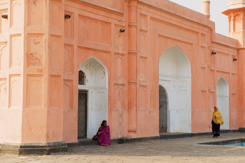 Mausoleo di visita delle donne di Bibipari nella fortificazione in Dacca, Bangladesh di Lalbagh fotografia stock Mausoleo di visita delle donne di Bibipari nella fortificazione in Dacca, Bangladesh di Lalbagh fotografia stock