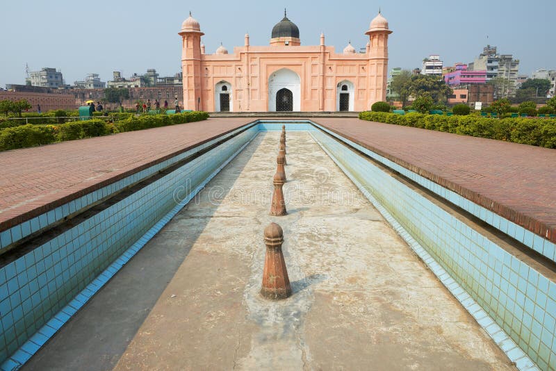 Mausoleum av Bibipari med torra gjuterier i Lalbagh fort, Dhaka, Bangladesh royaltyfri foto Mausoleum av Bibipari med torra gjuterier i Lalbagh fort, Dhaka, Bangladesh royaltyfri foto