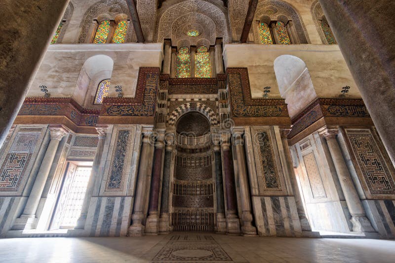 Mausoleum av Sultan Qalawun med den dekorerade färgrika marmornischmihraben inbäddad i den utsmyckade marmorväggen, Kairo, Egypte royaltyfria foton Mausoleum av Sultan Qalawun med den dekorerade färgrika marmornischmihraben inbäddad i den utsmyckade marmorväggen, Kairo, Egypte royaltyfria foton