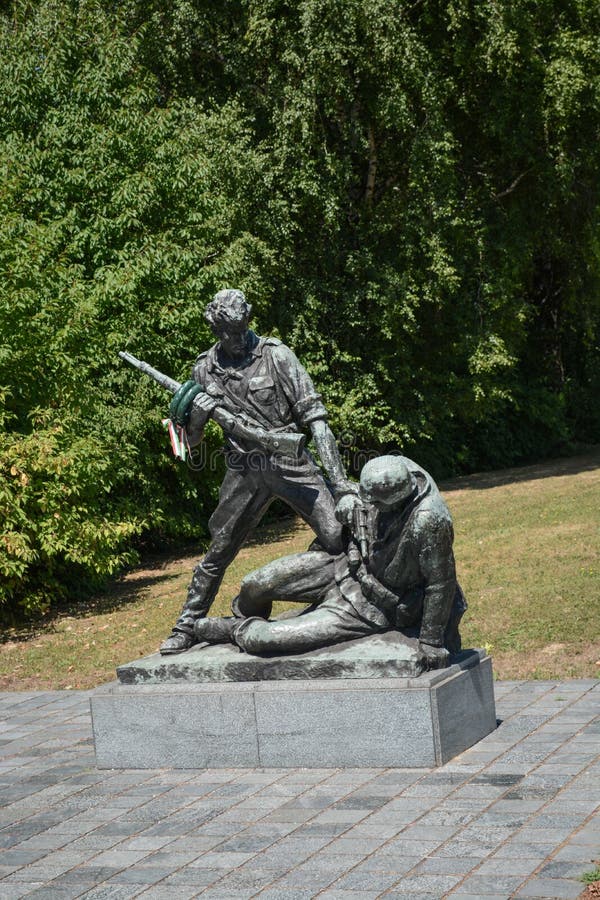 Mauthausen, Áustria; 07/26/2015: Esculpture de dois soldados na guerra imagens de stock royalty free Mauthausen, Áustria; 07/26/2015: Esculpture de dois soldados na guerra imagens de stock royalty free