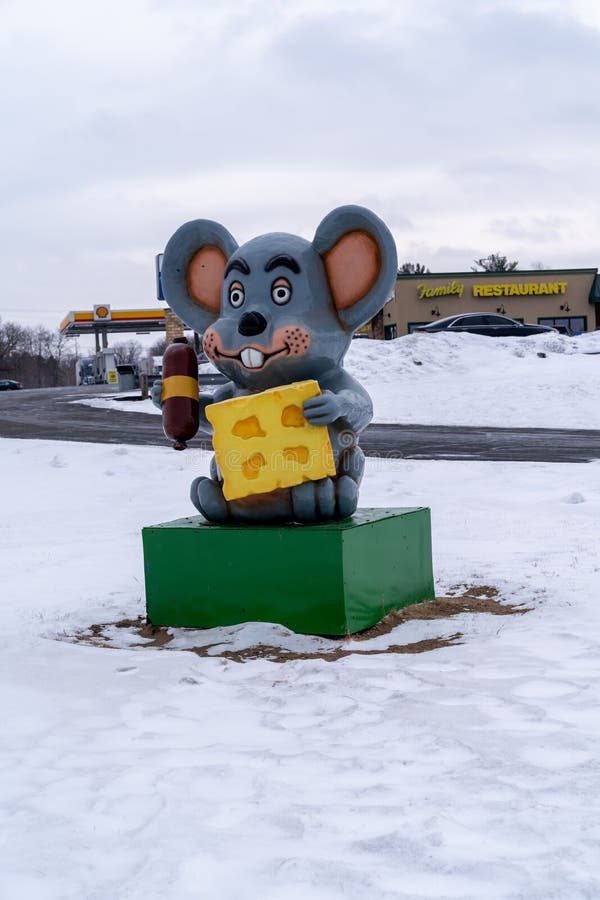 https://thumbs.dreamstime.com/b/mautson-wisconsin-january-famous-mouse-holding-cheese-hot-dog-sausage-taken-winter-239444939.jpg