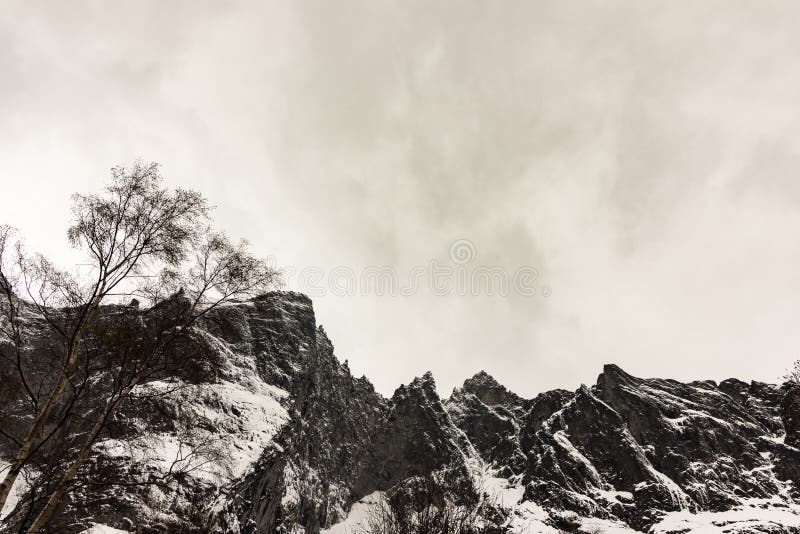 Maxima av fiska med drag iväggen, Trollveggen i Norge, vinter och snö royaltyfri bild Maxima av fiska med drag iväggen, Trollveggen i Norge, vinter och snö royaltyfri bild