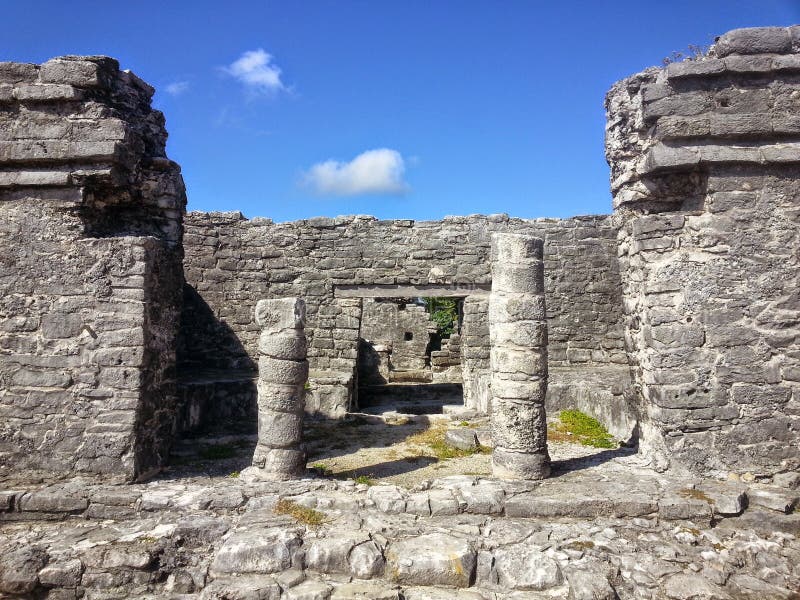 Mayan pelare i fördärvar av Tulum royaltyfria foton Mayan pelare i fördärvar av Tulum royaltyfria foton