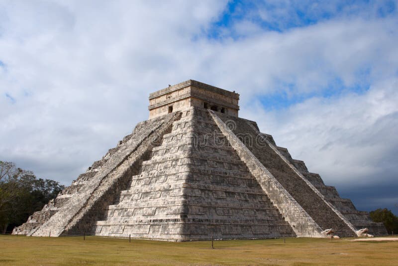 Mayan pyramid in Chichen-Itza, Mexico royalty free stock photos Mayan pyramid in Chichen-Itza, Mexico royalty free stock photos
