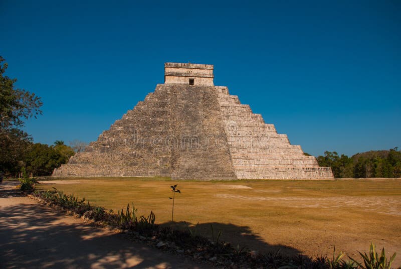 Mayan pyramid El Castillo Kukulkan för Anicent Maya i Chichen-Itza, Mexico arkivbild Mayan pyramid El Castillo Kukulkan för Anicent Maya i Chichen-Itza, Mexico arkivbild