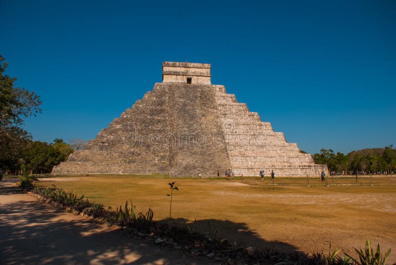 Mayan pyramid El Castillo Kukulkan för Anicent Maya i Chichen-Itza, Mexico royaltyfria foton Mayan pyramid El Castillo Kukulkan för Anicent Maya i Chichen-Itza, Mexico royaltyfria foton
