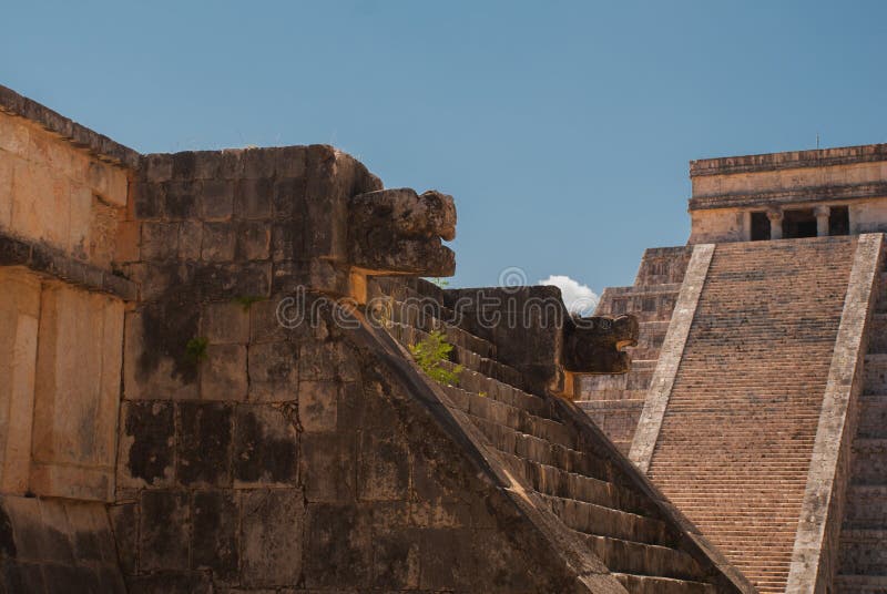 Mayan pyramid El Castillo Kukulkan för Anicent Maya i Chichen-Itza, Mexico royaltyfri fotografi Mayan pyramid El Castillo Kukulkan för Anicent Maya i Chichen-Itza, Mexico royaltyfri fotografi