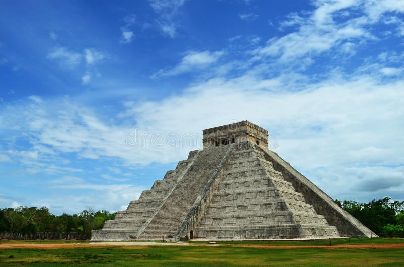 Mayan pyramid of Kukulkan in Mexico royalty free stock photo Mayan pyramid of Kukulkan in Mexico royalty free stock photo