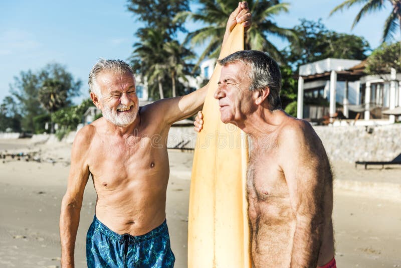 Mayor que se sostiene y que se coloca en la playa foto de archivo libre de regalías Mayor que se sostiene y que se coloca en la playa foto de archivo libre de regalías