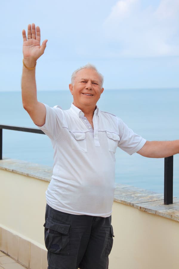 Mayor sonriente en el mirador cerca de la costa fotos de archivo libres de regalías Mayor sonriente en el mirador cerca de la costa fotos de archivo libres de regalías