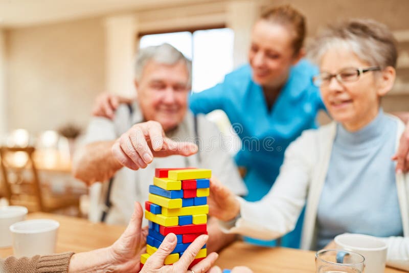 Mayores con el juego de la demencia con las unidades de creaci?n imagenes de archivo Mayores con el juego de la demencia con las unidades de creaci?n imagenes de archivo