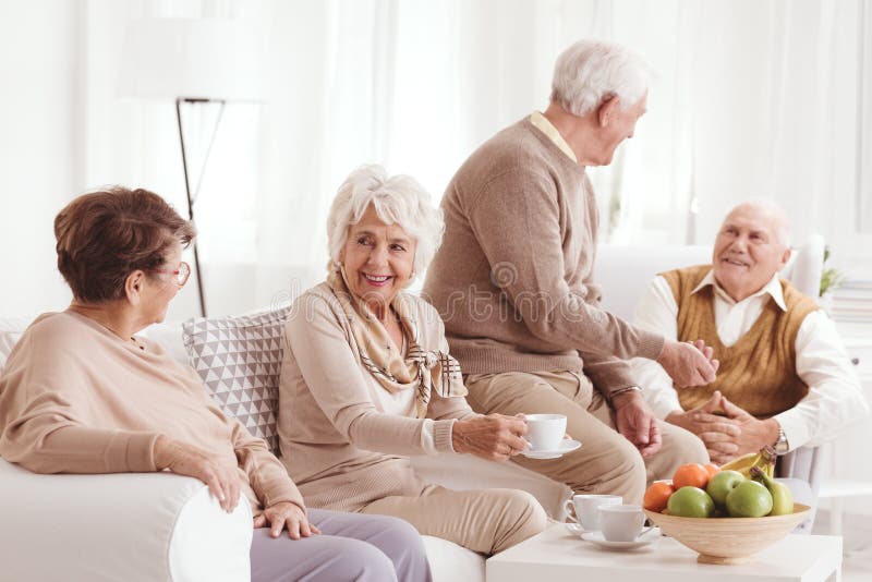 Mayores que hablan y que beben el café foto de archivo libre de regalías Mayores que hablan y que beben el café foto de archivo libre de regalías