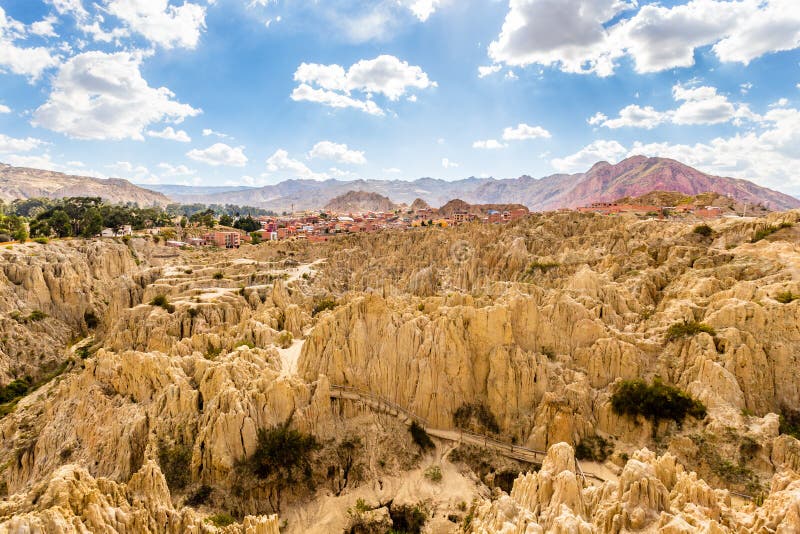 Maze från Moon Valley eller Valle De La Luna eroderade sandstenspikar med stadens förorter La Paz och bergsområden i bakgrunden