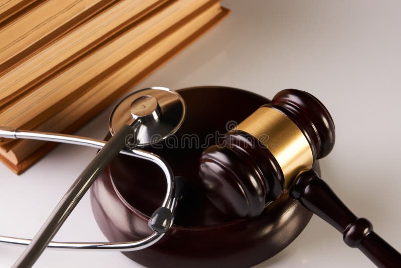 Mazo de la ley o mazo del juez y estetoscopio médico imagen de archivo libre de regalías Mazo de la ley o mazo del juez y estetoscopio médico imagen de archivo libre de regalías