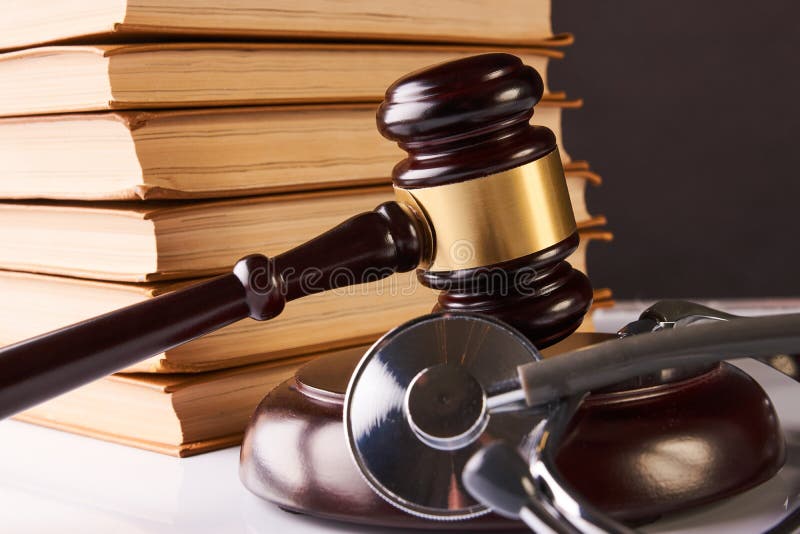 Mazo del ` s del juez y estetoscopio médico imágenes de archivo libres de regalías Mazo del ` s del juez y estetoscopio médico imágenes de archivo libres de regalías