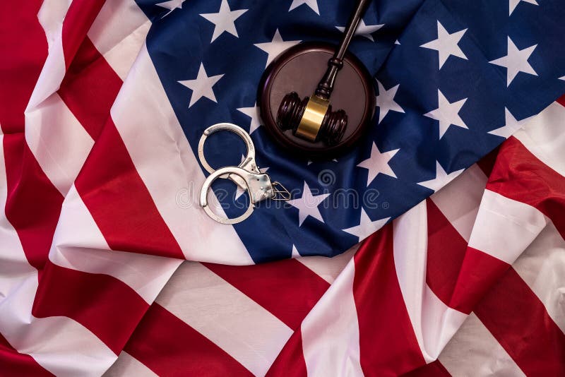 Mazo y esposas del juez en cierre de la bandera americana para arriba foto de archivo libre de regalías Mazo y esposas del juez en cierre de la bandera americana para arriba foto de archivo libre de regalías
