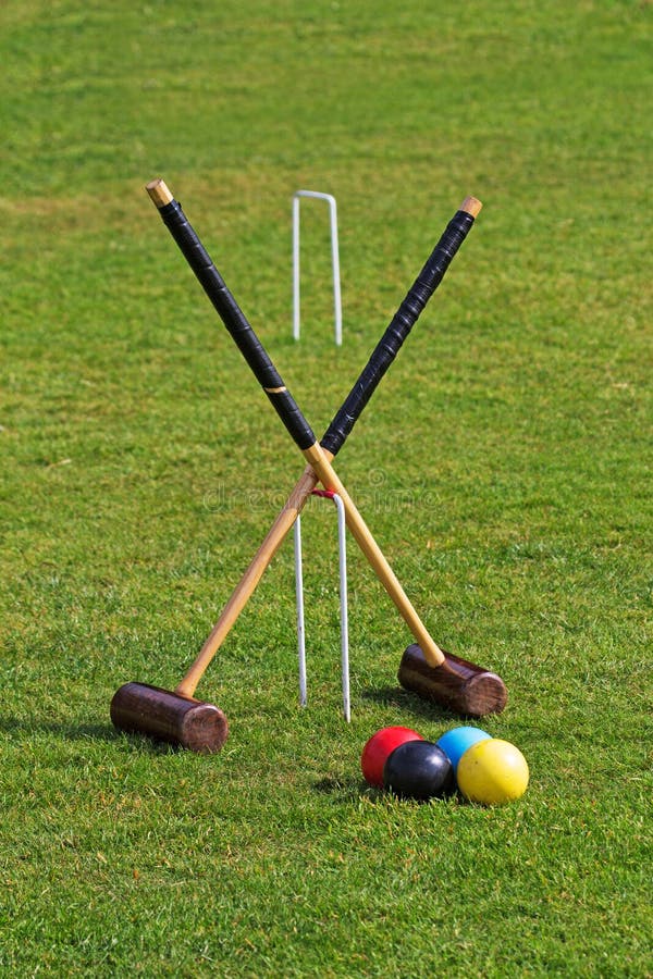 Equipo para jugar croquet imagen de archivo. Imagen de verano 53493233