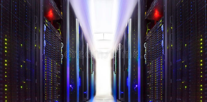 Mazzi del supercomputer nel centro dati astratto della stanza fotografie stock libere da diritti Mazzi del supercomputer nel centro dati astratto della stanza fotografie stock libere da diritti