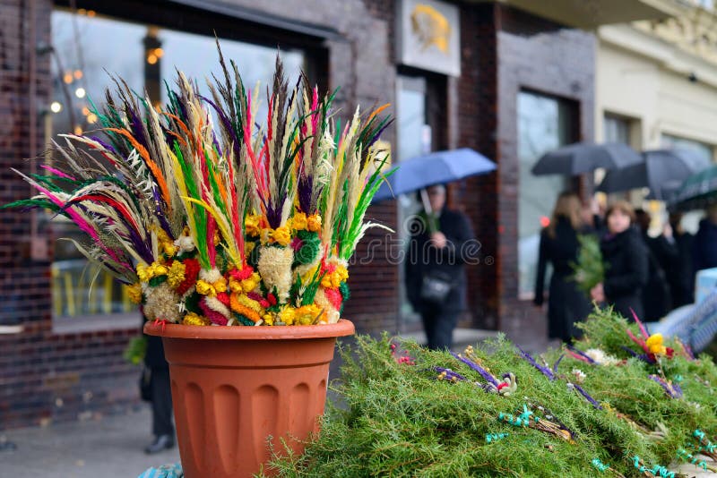 Mazzi lituani tradizionali della palma sulla Domenica delle Palme immagini stock libere da diritti Mazzi lituani tradizionali della palma sulla Domenica delle Palme immagini stock libere da diritti
