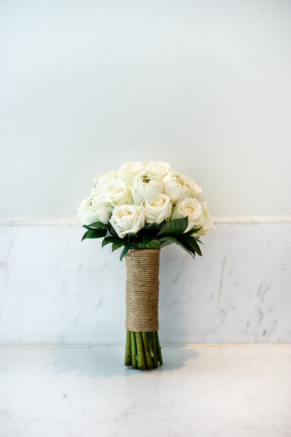 Mazzo crema di nozze delle rose della sposa e delle damigelle d'onore immagini stock libere da diritti Mazzo crema di nozze delle rose della sposa e delle damigelle d'onore immagini stock libere da diritti
