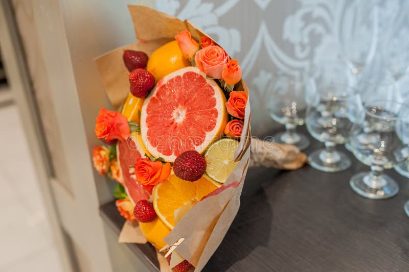 Mazzo dei fiori e dei frutti immagini stock libere da diritti