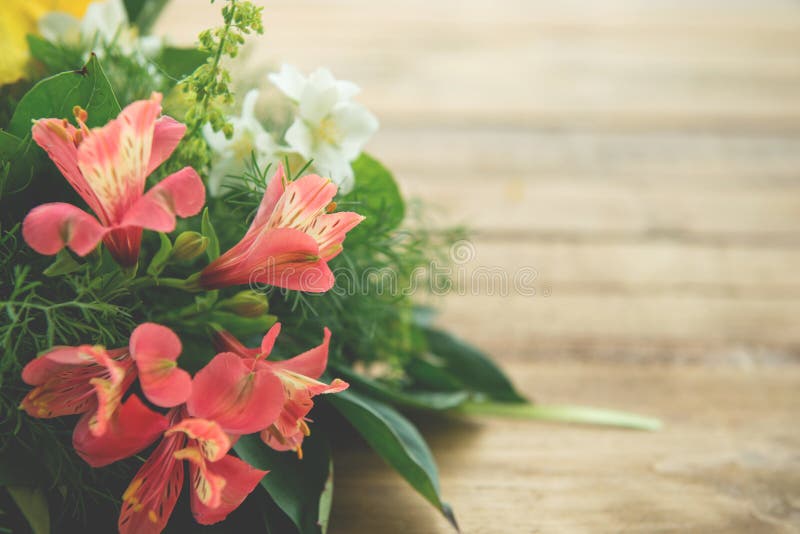 Mazzo dei fiori su una tavola di legno fotografia stock libera da diritti Mazzo dei fiori su una tavola di legno fotografia stock libera da diritti
