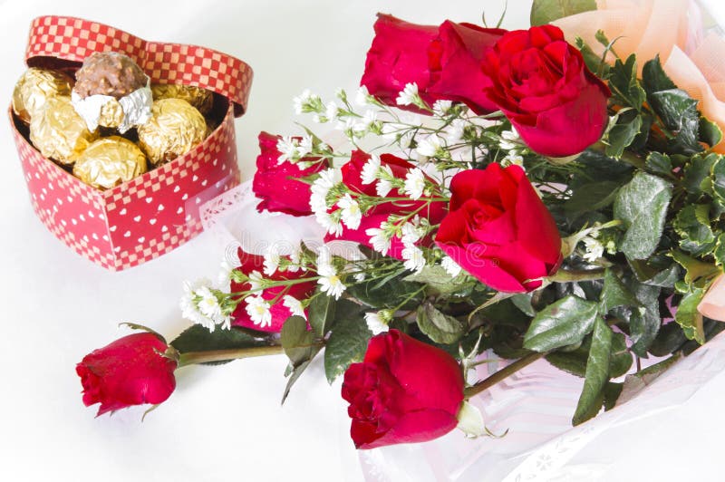 Mazzo del fiore della rosa rossa con la palla del cioccolato fotografia stock Mazzo del fiore della rosa rossa con la palla del cioccolato fotografia stock