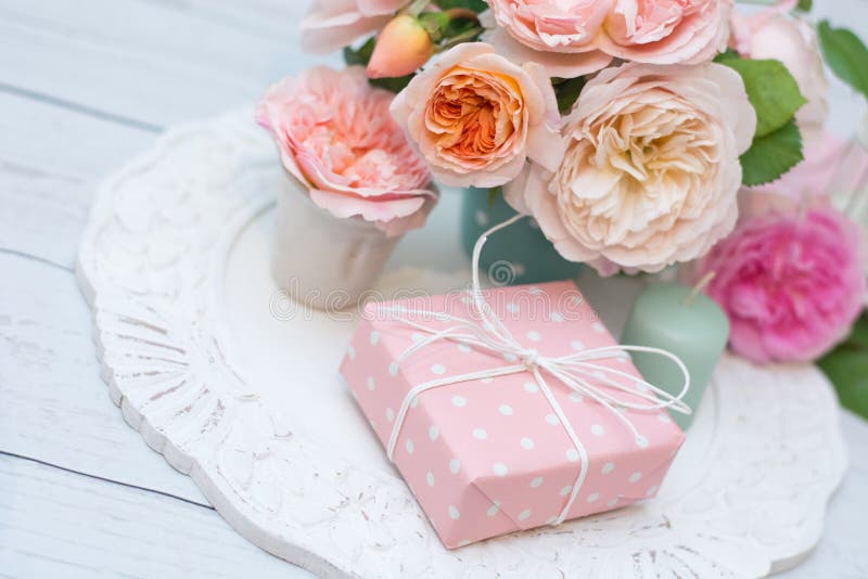 Mazzo delle rose e del regalo fotografia stock libera da diritti Mazzo delle rose e del regalo fotografia stock libera da diritti
