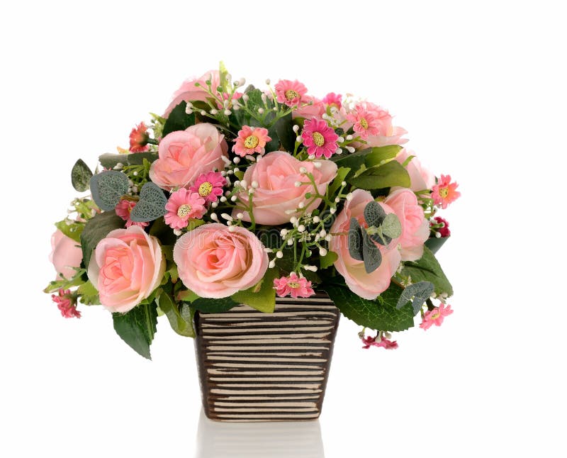 Mazzo delle rose rosa in un vaso su fondo bianco fotografia stock libera da diritti Mazzo delle rose rosa in un vaso su fondo bianco fotografia stock libera da diritti