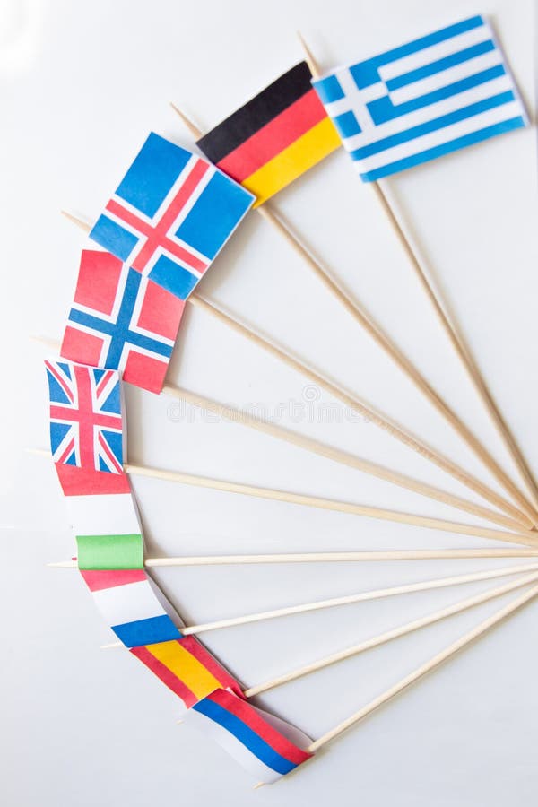 Mazzo di bandiere di carta miniatura di parecchi paesi: La Grecia, Germania, Svezia, Norvegia, Inghilterra, Italia, Francia, Spag fotografia stock libera da diritti Mazzo di bandiere di carta miniatura di parecchi paesi: La Grecia, Germania, Svezia, Norvegia, Inghilterra, Italia, Francia, Spag fotografia stock libera da diritti