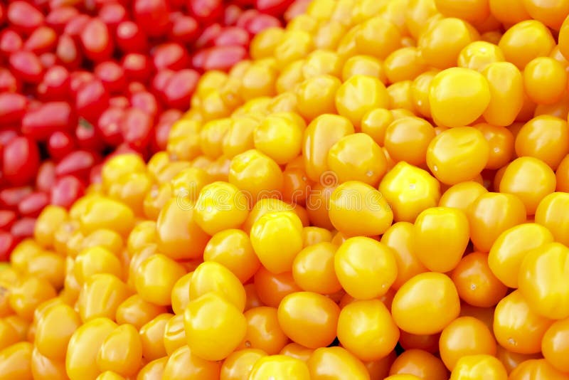 Mazzo di ciliegia rossa e gialla mista e di pomodori italiani su fondo Dieta di verdure della disintossicazione di estate della p fotografie stock Mazzo di ciliegia rossa e gialla mista e di pomodori italiani su fondo Dieta di verdure della disintossicazione di estate della p fotografie stock