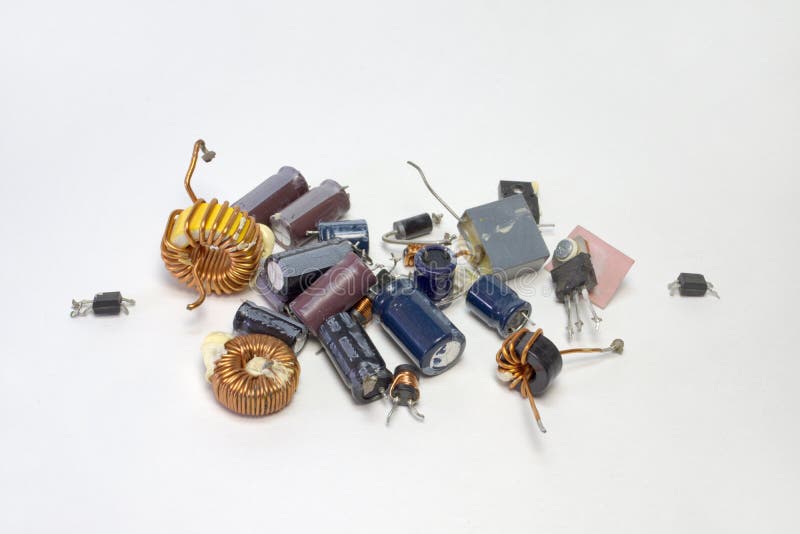 Mazzo Di Componenti Elettroniche: Condensatori, Transistor, Induttori